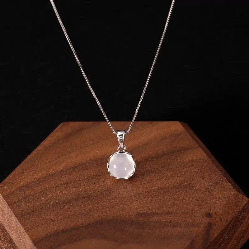 New Luxury White Round Moonstone Pendant Necklaces Women Fashion Jewelry Choker Clavicle Chain Short Charm Necklace