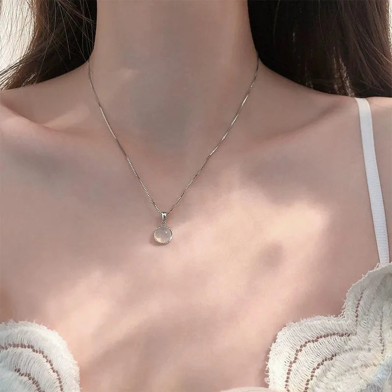 New Luxury White Round Moonstone Pendant Necklaces Women Fashion Jewelry Choker Clavicle Chain Short Charm Necklace