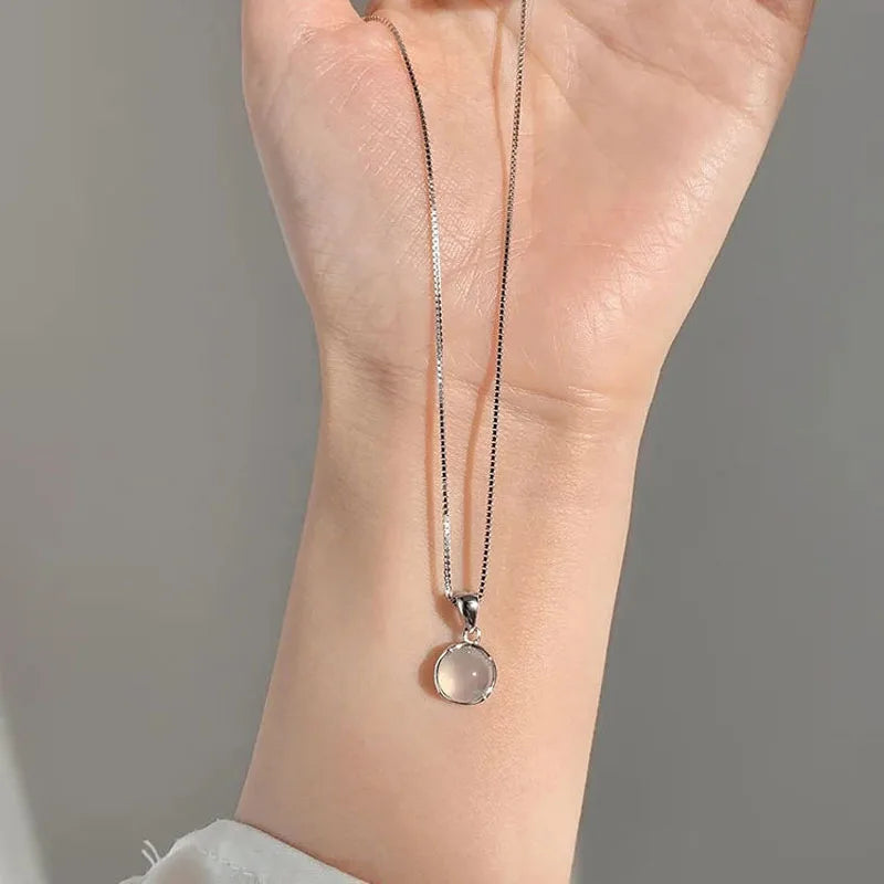 New Luxury White Round Moonstone Pendant Necklaces Women Fashion Jewelry Choker Clavicle Chain Short Charm Necklace